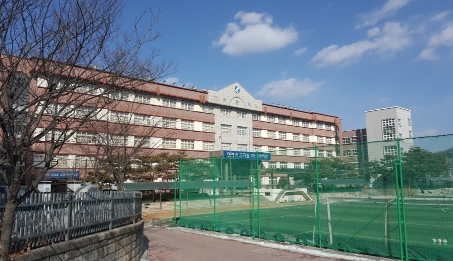 磨石中学校